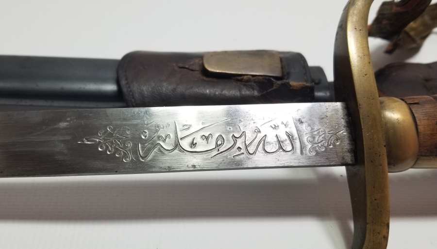 OSMANLI DÖNEMİ ORİJİNAL BEL ASKISI VE SIRMALI PÜSKÜLÜYLE ALLAH BİZİMLE YAZILI NADİR BOYDA TOPÇU KILICI - TOPÇU SUBAYI'NIN SON SAVUNMA KILICI