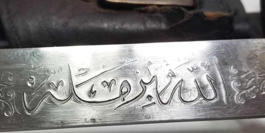 OSMANLI DÖNEMİ ORİJİNAL BEL ASKISI VE SIRMALI PÜSKÜLÜYLE ALLAH BİZİMLE YAZILI NADİR BOYDA TOPÇU KILICI - TOPÇU SUBAYI'NIN SON SAVUNMA KILICI