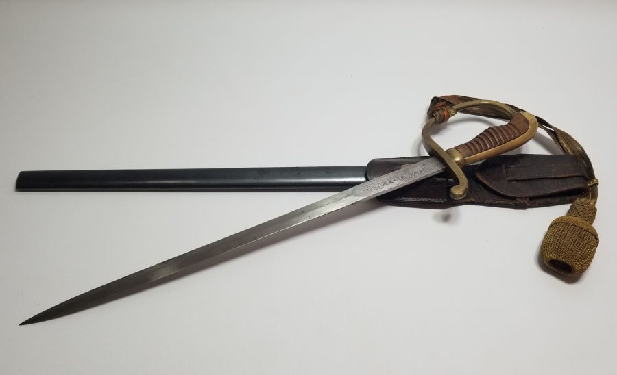 OSMANLI DÖNEMİ ORİJİNAL BEL ASKISI VE SIRMALI PÜSKÜLÜYLE ALLAH BİZİMLE YAZILI NADİR BOYDA TOPÇU KILICI - TOPÇU SUBAYI'NIN SON SAVUNMA KILICI