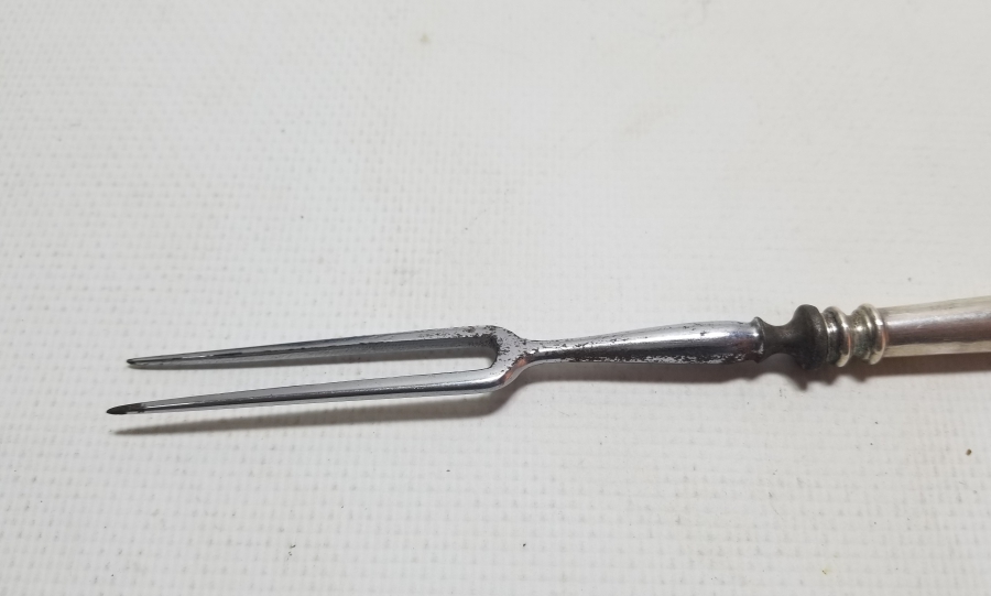 ÜZERİ İNSİYALLİ GÜMÜŞ KAPLAMA ANTİKA SERVİS ÇATALI