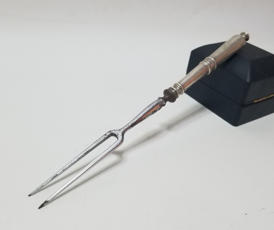 ÜZERİ İNSİYALLİ GÜMÜŞ KAPLAMA ANTİKA SERVİS ÇATALI