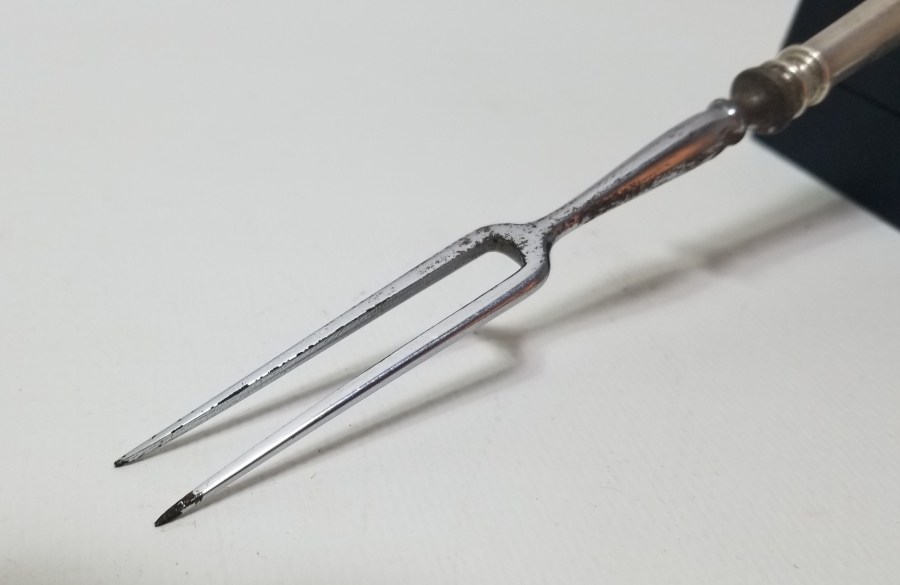 ÜZERİ İNSİYALLİ GÜMÜŞ KAPLAMA ANTİKA SERVİS ÇATALI