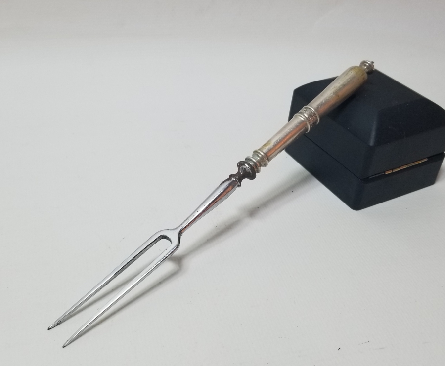 ÜZERİ İNSİYALLİ GÜMÜŞ KAPLAMA ANTİKA SERVİS ÇATALI