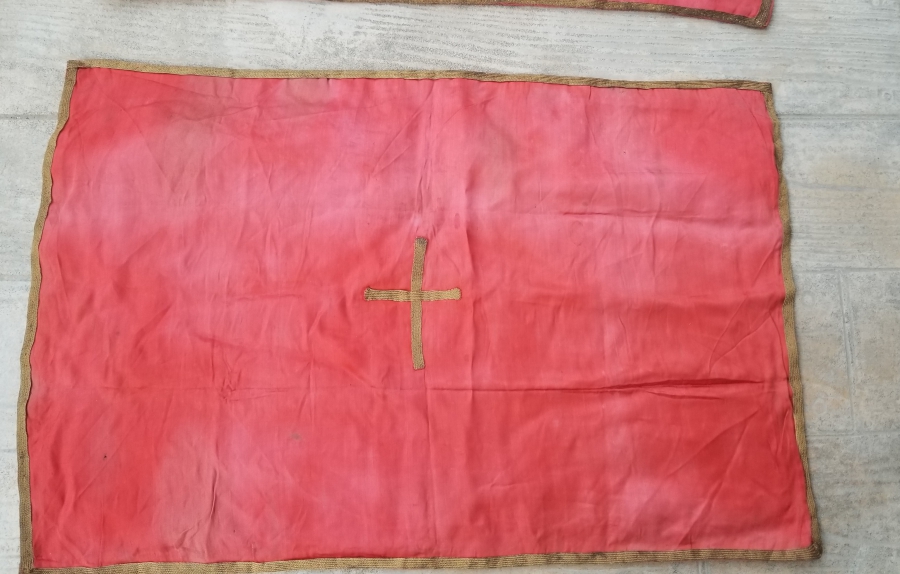 OSMANLI DÖNEMİ İKİ ADET ALTIN SIRMALI NADİR KİLİSE BAYRAĞI