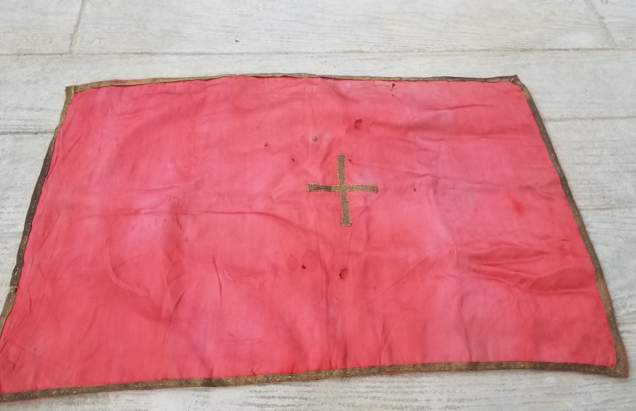 OSMANLI DÖNEMİ İKİ ADET ALTIN SIRMALI NADİR KİLİSE BAYRAĞI