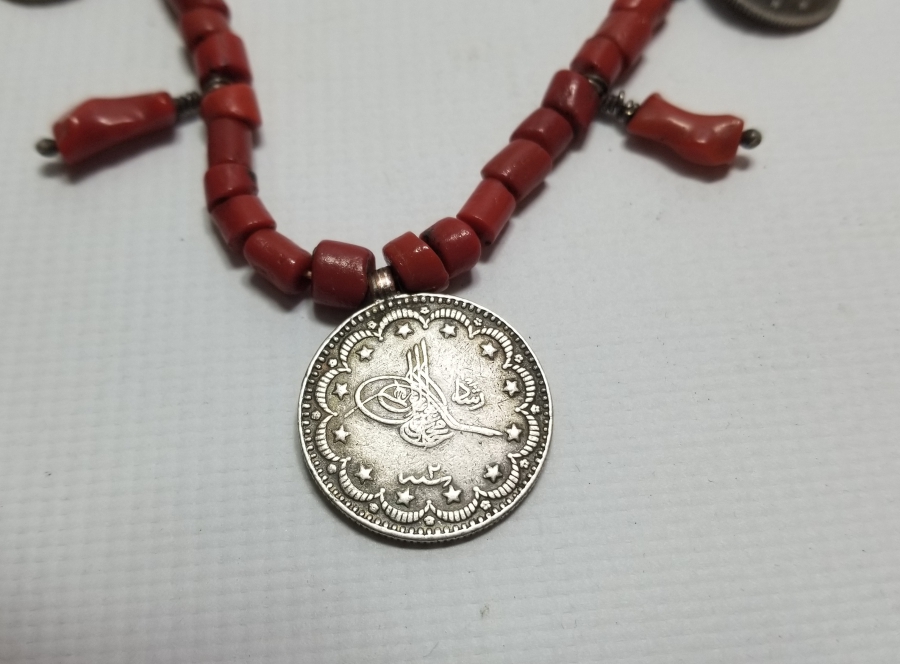 MERCAN TAŞLARINDAN DİZAYN EDİLMİŞ OSMANLI PARALI GERDANLIK VE BİLEKLİK