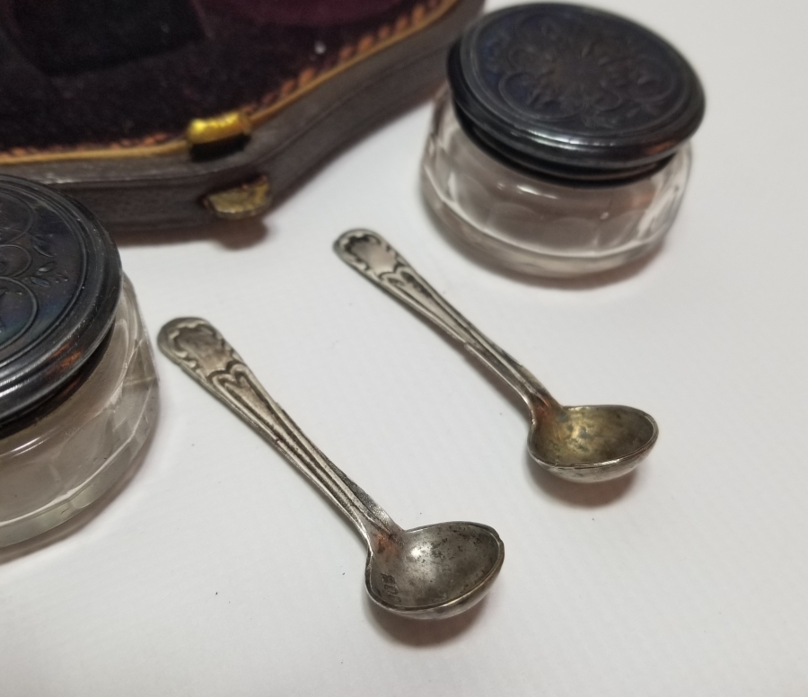 ORİJİNAL KUTUSUNDA ANTİKA GÜMÜŞ SEYAHAT HAVYAR TAKIMI