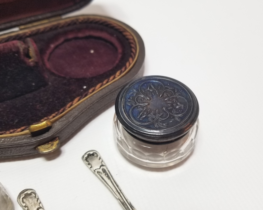 ORİJİNAL KUTUSUNDA ANTİKA GÜMÜŞ SEYAHAT HAVYAR TAKIMI