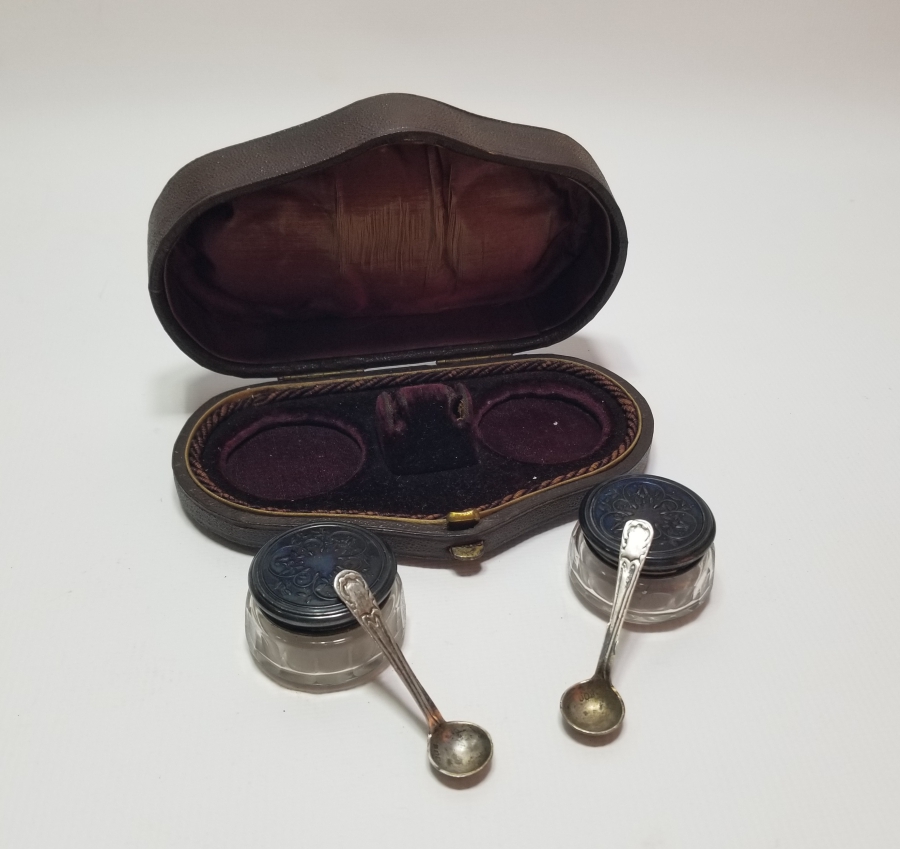 ORİJİNAL KUTUSUNDA ANTİKA GÜMÜŞ SEYAHAT HAVYAR TAKIMI