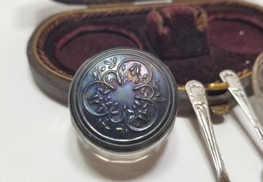 ORİJİNAL KUTUSUNDA ANTİKA GÜMÜŞ SEYAHAT HAVYAR TAKIMI