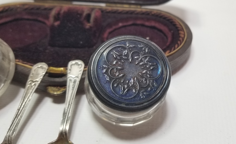 ORİJİNAL KUTUSUNDA ANTİKA GÜMÜŞ SEYAHAT HAVYAR TAKIMI