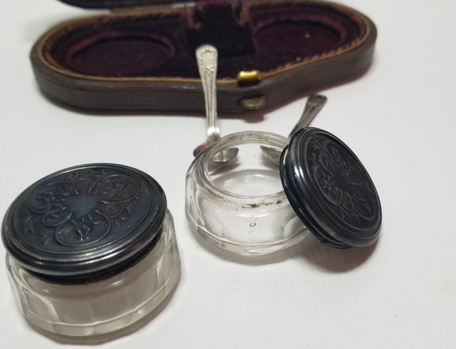 ORİJİNAL KUTUSUNDA ANTİKA GÜMÜŞ SEYAHAT HAVYAR TAKIMI