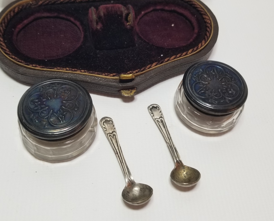 ORİJİNAL KUTUSUNDA ANTİKA GÜMÜŞ SEYAHAT HAVYAR TAKIMI