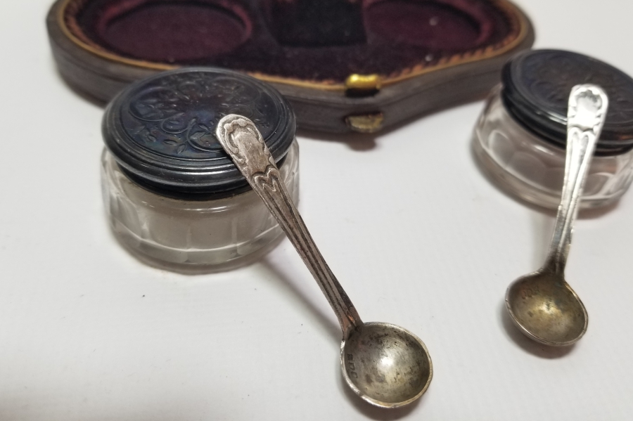 ORİJİNAL KUTUSUNDA ANTİKA GÜMÜŞ SEYAHAT HAVYAR TAKIMI