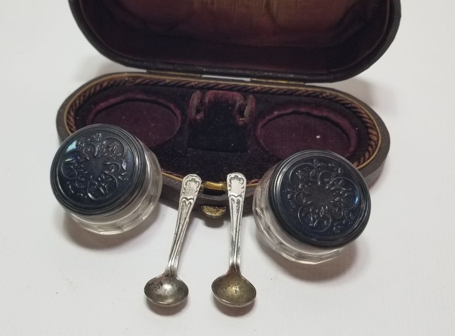 ORİJİNAL KUTUSUNDA ANTİKA GÜMÜŞ SEYAHAT HAVYAR TAKIMI