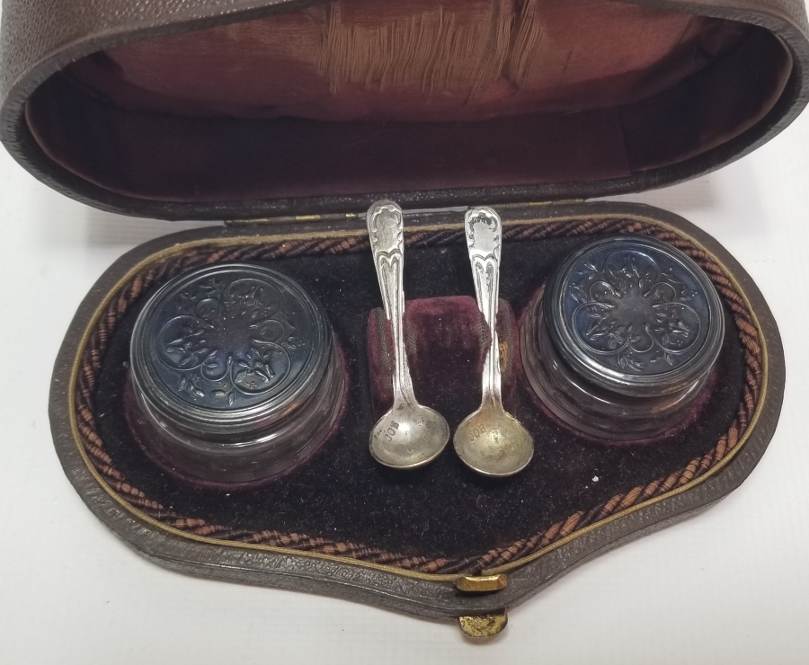 ORİJİNAL KUTUSUNDA ANTİKA GÜMÜŞ SEYAHAT HAVYAR TAKIMI