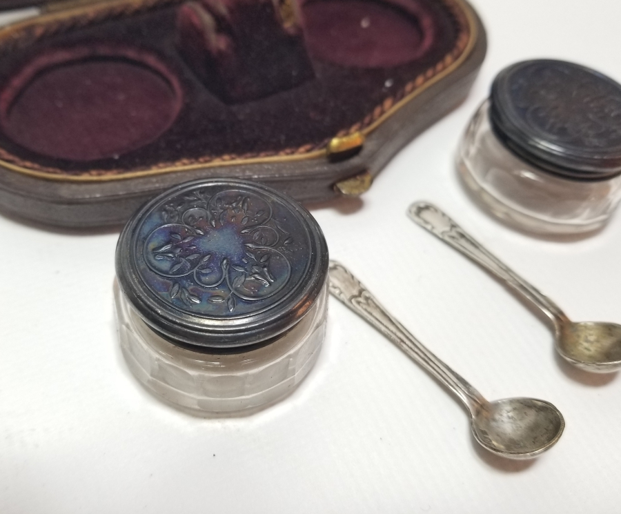 ORİJİNAL KUTUSUNDA ANTİKA GÜMÜŞ SEYAHAT HAVYAR TAKIMI