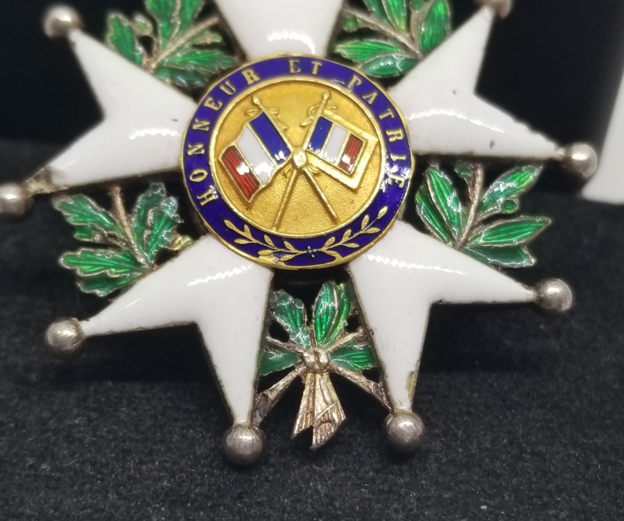 ORİJİNAL ASKI VER KURDELASIYLA ALTIN APLİKLİ FRANSIZ ONUR NİŞANI