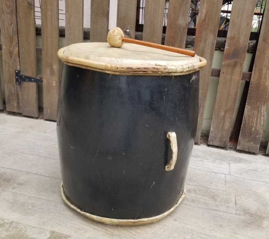 OSMANLI DEVLET ARMASI VE MUZİKA-İ HÜMAYUN AMBLEMLİ ÇOK NADİR MEHTERAN DAVULU VE DÖNEMİNE AİT TOKMAĞI