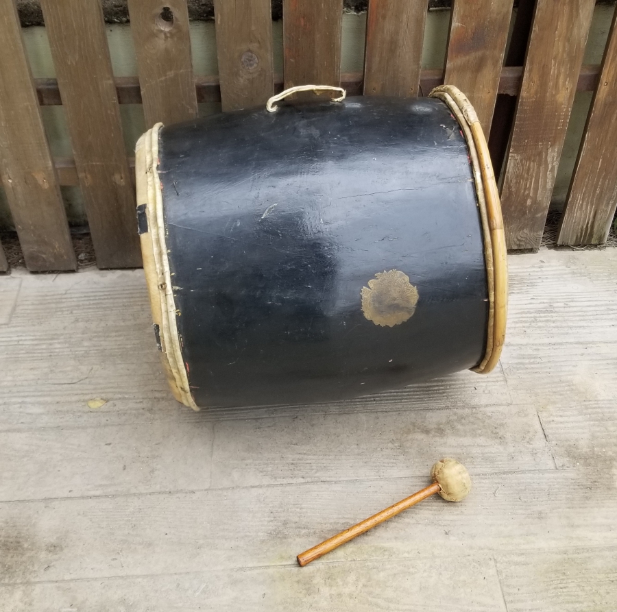 OSMANLI DEVLET ARMASI VE MUZİKA-İ HÜMAYUN AMBLEMLİ ÇOK NADİR MEHTERAN DAVULU VE DÖNEMİNE AİT TOKMAĞI