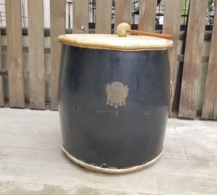 OSMANLI DEVLET ARMASI VE MUZİKA-İ HÜMAYUN AMBLEMLİ ÇOK NADİR MEHTERAN DAVULU VE DÖNEMİNE AİT TOKMAĞI