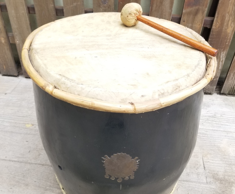 OSMANLI DEVLET ARMASI VE MUZİKA-İ HÜMAYUN AMBLEMLİ ÇOK NADİR MEHTERAN DAVULU VE DÖNEMİNE AİT TOKMAĞI