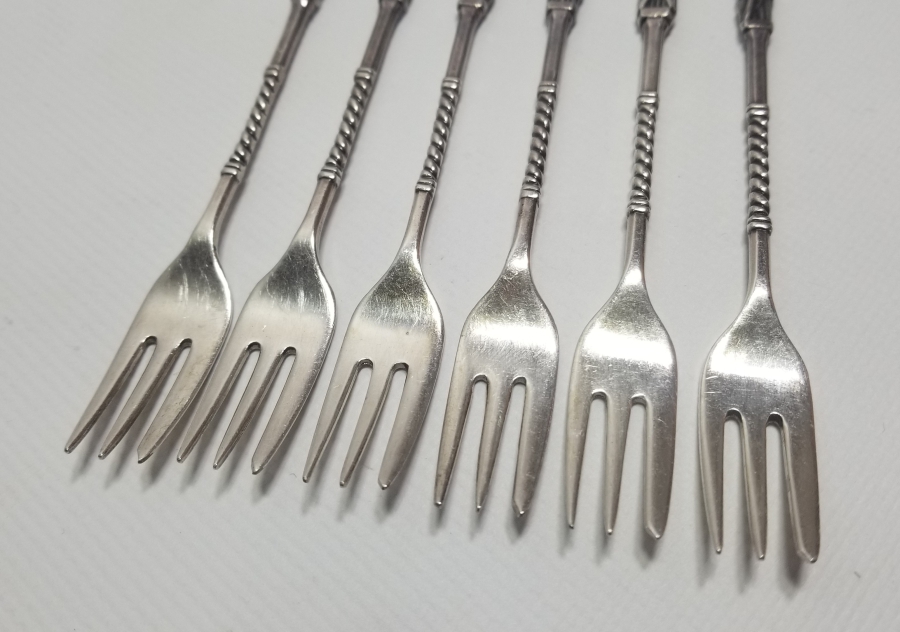 KABARTMA İŞÇİLİKLİ GÜMÜŞ KAPLAMA ANTİKA ÇATAL TAKIMI