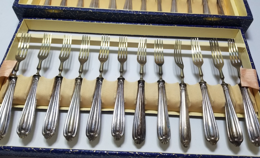 ORİJİNAL KUTUSUNDA GÜMÜŞ SAPLI ANTİKA ÇATAL - BIÇAK TAKIMI