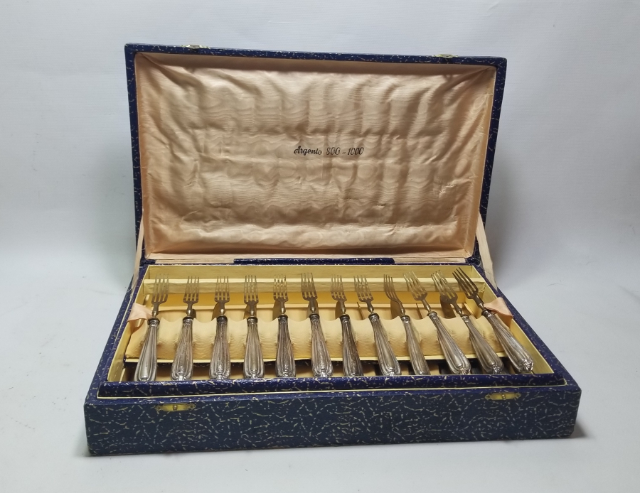 ORİJİNAL KUTUSUNDA GÜMÜŞ SAPLI ANTİKA ÇATAL - BIÇAK TAKIMI