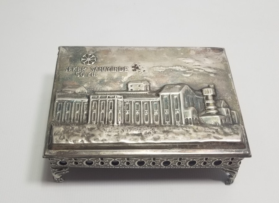 UŞAK ŞEKER FABRİKASININ KURULUŞUNUN 50. YILINA ÖZEL YAPTIRILMIŞ ANTİKA KAPAKLI KUTU
