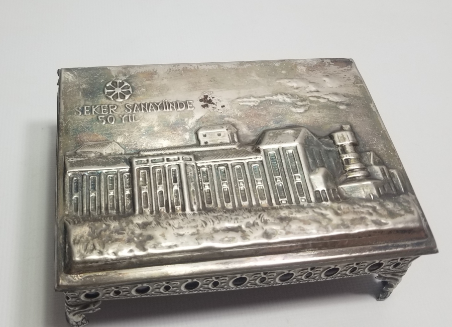 UŞAK ŞEKER FABRİKASININ KURULUŞUNUN 50. YILINA ÖZEL YAPTIRILMIŞ ANTİKA KAPAKLI KUTU