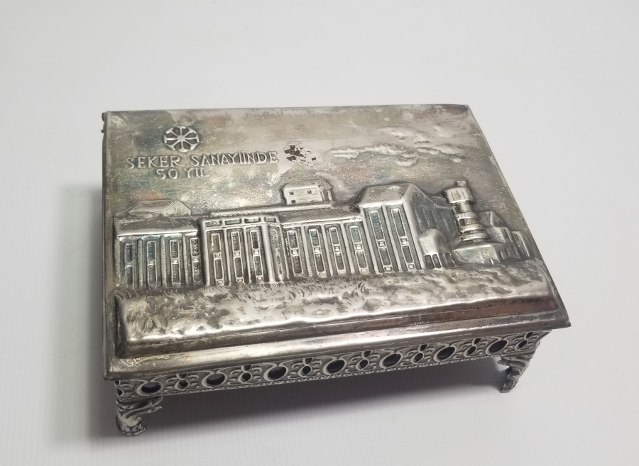 UŞAK ŞEKER FABRİKASININ KURULUŞUNUN 50. YILINA ÖZEL YAPTIRILMIŞ ANTİKA KAPAKLI KUTU