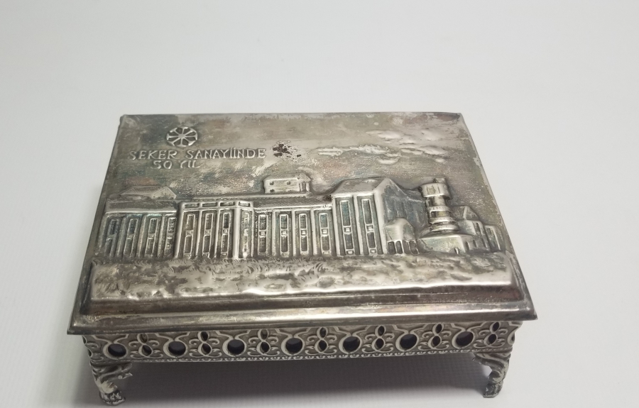 UŞAK ŞEKER FABRİKASININ KURULUŞUNUN 50. YILINA ÖZEL YAPTIRILMIŞ ANTİKA KAPAKLI KUTU
