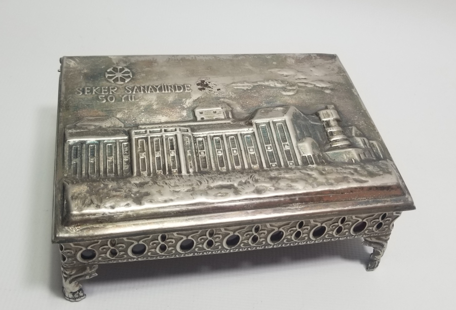 UŞAK ŞEKER FABRİKASININ KURULUŞUNUN 50. YILINA ÖZEL YAPTIRILMIŞ ANTİKA KAPAKLI KUTU