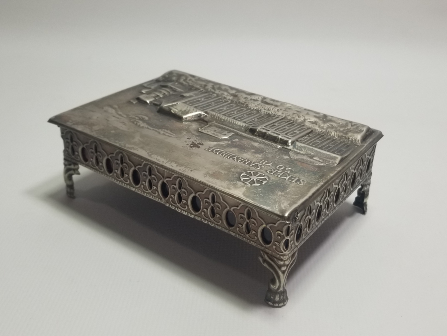 UŞAK ŞEKER FABRİKASININ KURULUŞUNUN 50. YILINA ÖZEL YAPTIRILMIŞ ANTİKA KAPAKLI KUTU