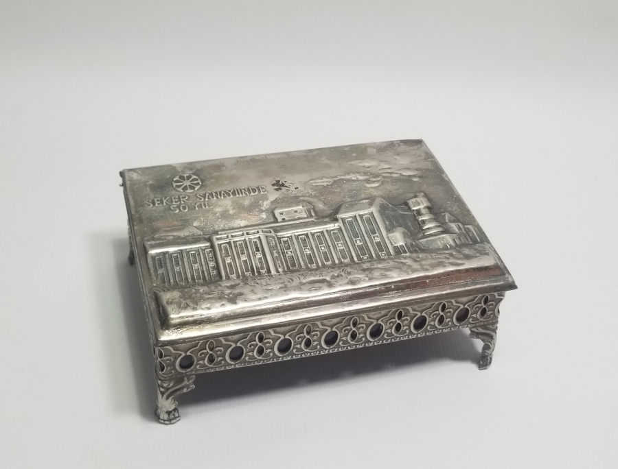 UŞAK ŞEKER FABRİKASININ KURULUŞUNUN 50. YILINA ÖZEL YAPTIRILMIŞ ANTİKA KAPAKLI KUTU