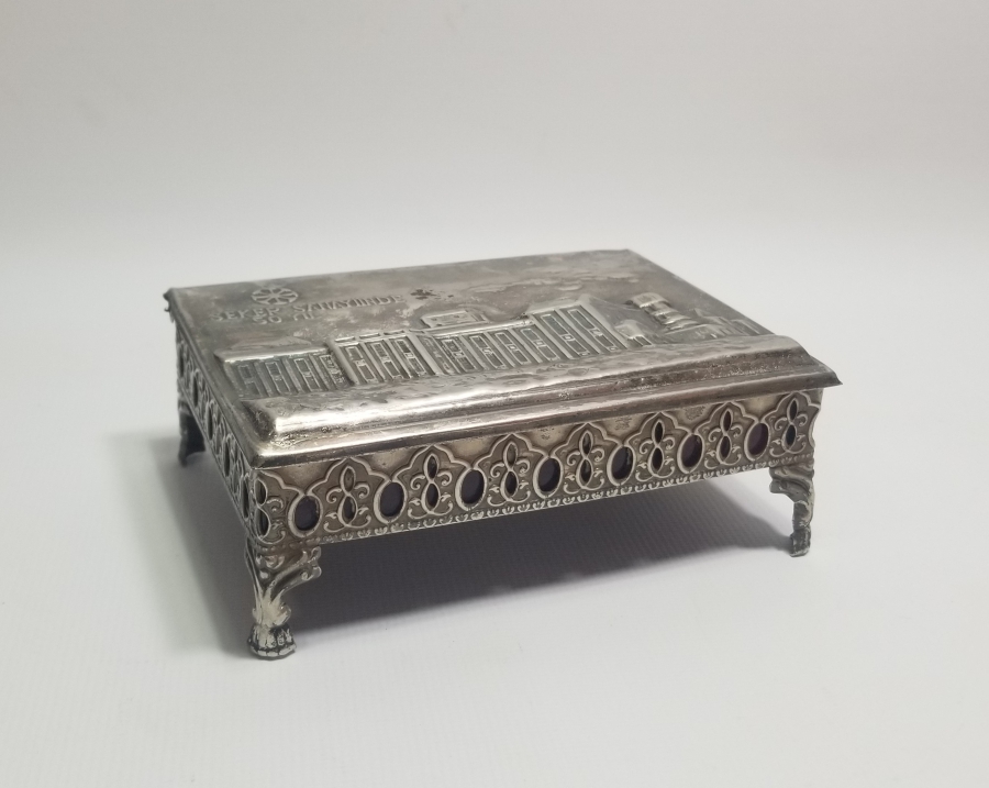 UŞAK ŞEKER FABRİKASININ KURULUŞUNUN 50. YILINA ÖZEL YAPTIRILMIŞ ANTİKA KAPAKLI KUTU