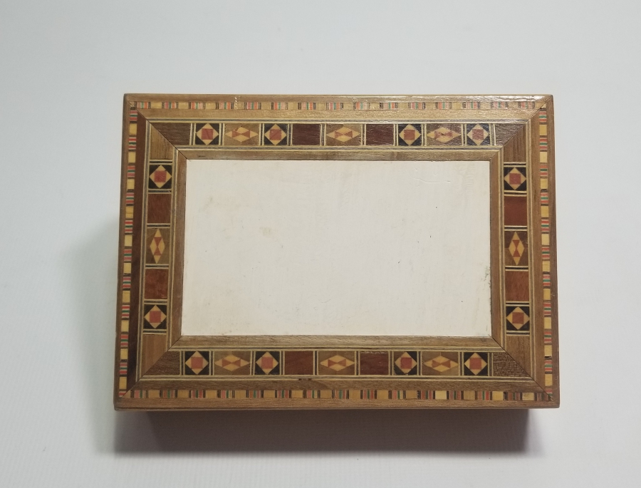 MARKUTERİ İŞÇİLİKLİ ANTİKA KAPAKLI KUTU