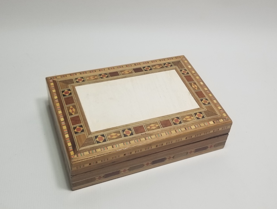 MARKUTERİ İŞÇİLİKLİ ANTİKA KAPAKLI KUTU