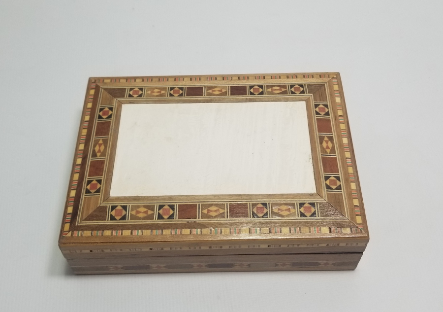 MARKUTERİ İŞÇİLİKLİ ANTİKA KAPAKLI KUTU