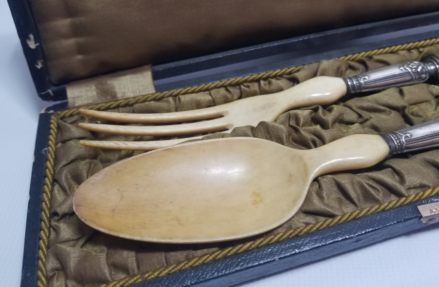 ORİJİNAL KUTUSUNDA ANTİKA GÜMÜŞ VE FİLDİŞİ SERVİS KAŞIK ÇATALI