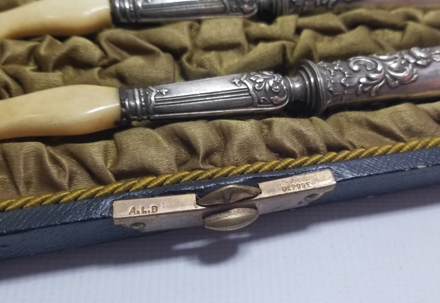 ORİJİNAL KUTUSUNDA ANTİKA GÜMÜŞ VE FİLDİŞİ SERVİS KAŞIK ÇATALI