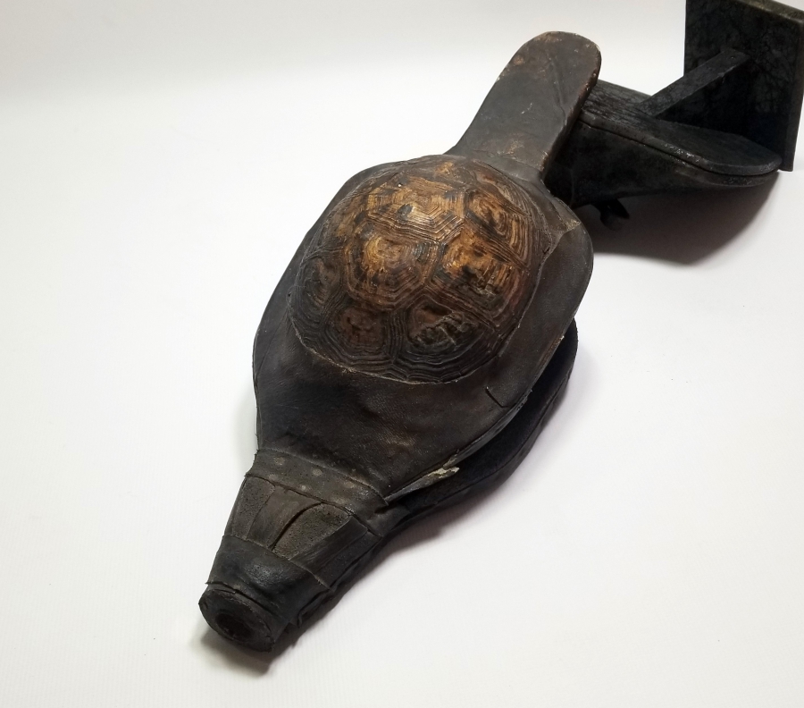 KAPLUMBAĞA KABUĞUNDAN YAPILMIŞ PRİMİTİF FORMDA KUYUMCU KÖRÜĞÜ