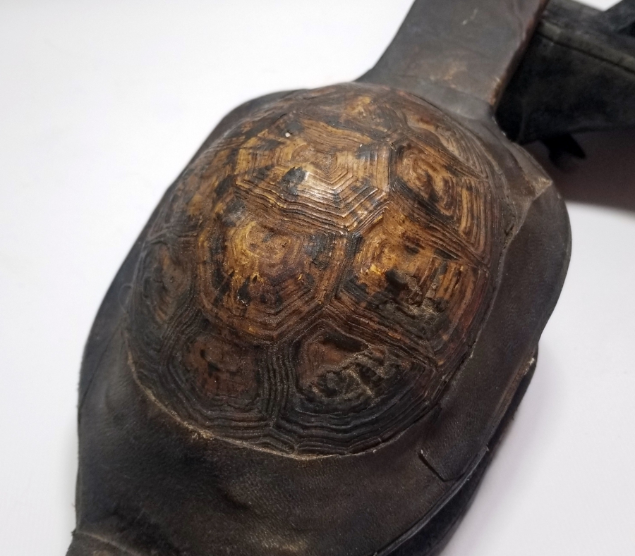 KAPLUMBAĞA KABUĞUNDAN YAPILMIŞ PRİMİTİF FORMDA KUYUMCU KÖRÜĞÜ