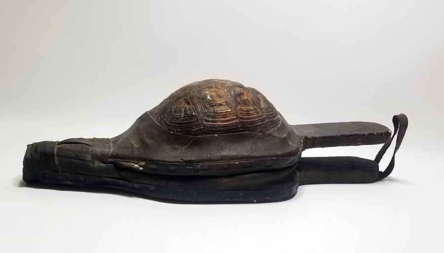 KAPLUMBAĞA KABUĞUNDAN YAPILMIŞ PRİMİTİF FORMDA KUYUMCU KÖRÜĞÜ