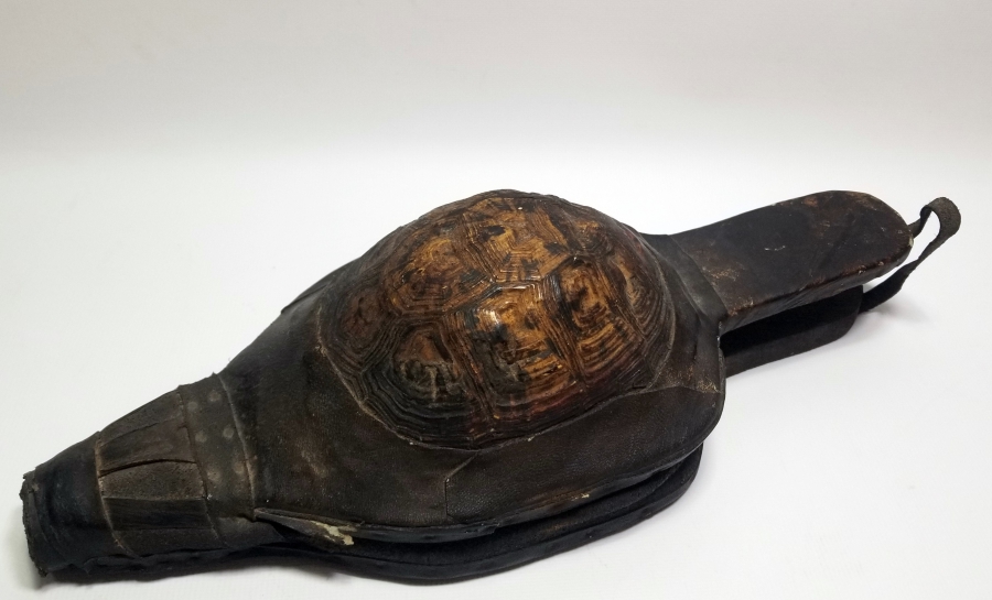 KAPLUMBAĞA KABUĞUNDAN YAPILMIŞ PRİMİTİF FORMDA KUYUMCU KÖRÜĞÜ