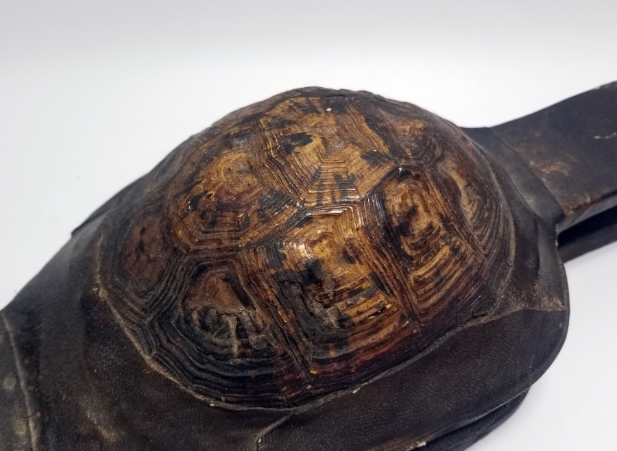 KAPLUMBAĞA KABUĞUNDAN YAPILMIŞ PRİMİTİF FORMDA KUYUMCU KÖRÜĞÜ