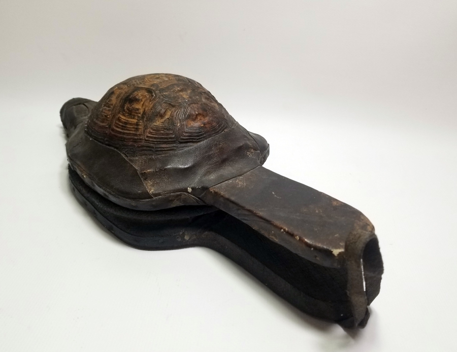 KAPLUMBAĞA KABUĞUNDAN YAPILMIŞ PRİMİTİF FORMDA KUYUMCU KÖRÜĞÜ