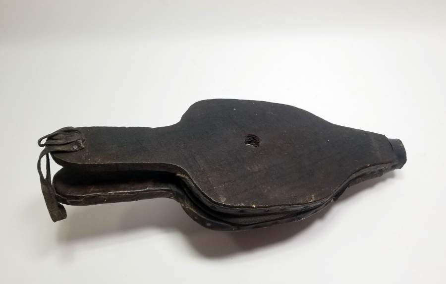 KAPLUMBAĞA KABUĞUNDAN YAPILMIŞ PRİMİTİF FORMDA KUYUMCU KÖRÜĞÜ