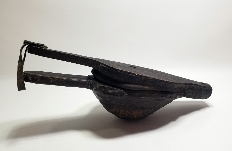 KAPLUMBAĞA KABUĞUNDAN YAPILMIŞ PRİMİTİF FORMDA KUYUMCU KÖRÜĞÜ